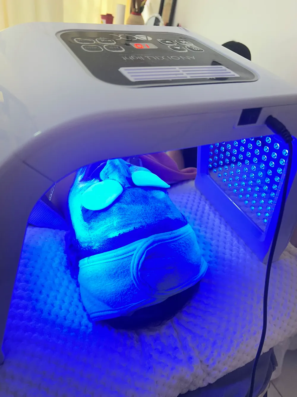 Cabina LED de Renova Spa en uso